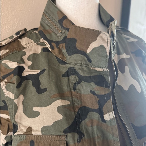 Camouflage utility jacket with button up and zip front - Picture 11 of 14